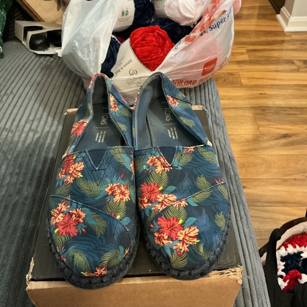 Toms Blue Floral Hawaiian Slip-Ons, size 9.5